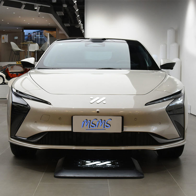 За руль электрического автомобиля Zhiji IM L7 с литий-железофосфатной батареей